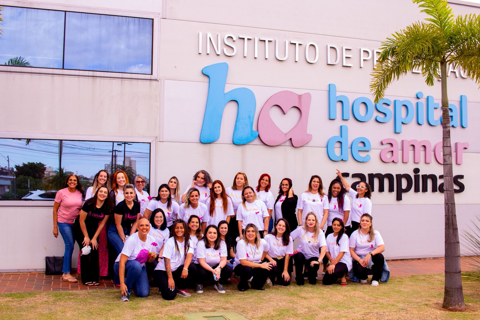 Equipe e voluntárias da Ação Bem Te Quero em registro histórico no Hospital de Amor Campinas